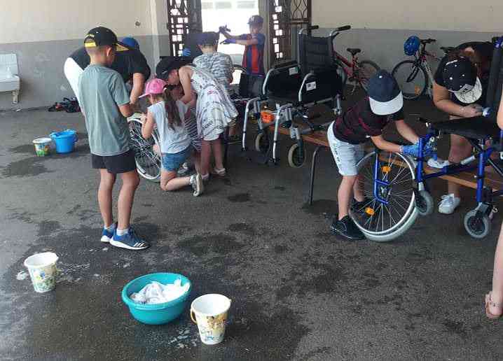 Ces fauteuils roulants retrouvent une seconde vie grâce aux enfants du centre aéré de Florensac