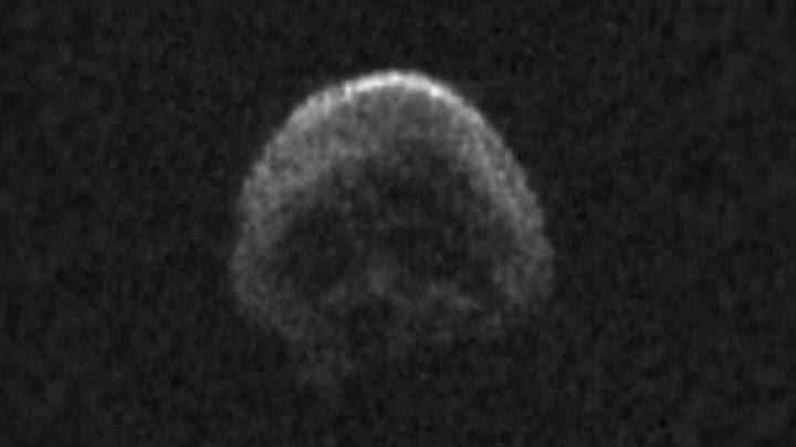 Un astéroïde en forme de tête de mort tourne autour du Soleil