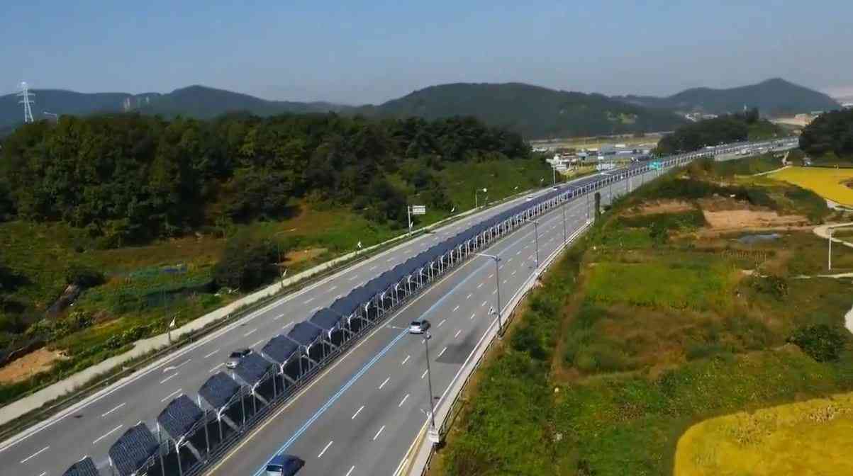 Corée du Sud : Une piste cyclable recouverte de panneaux solaires, entre les voies d'une autoroute...