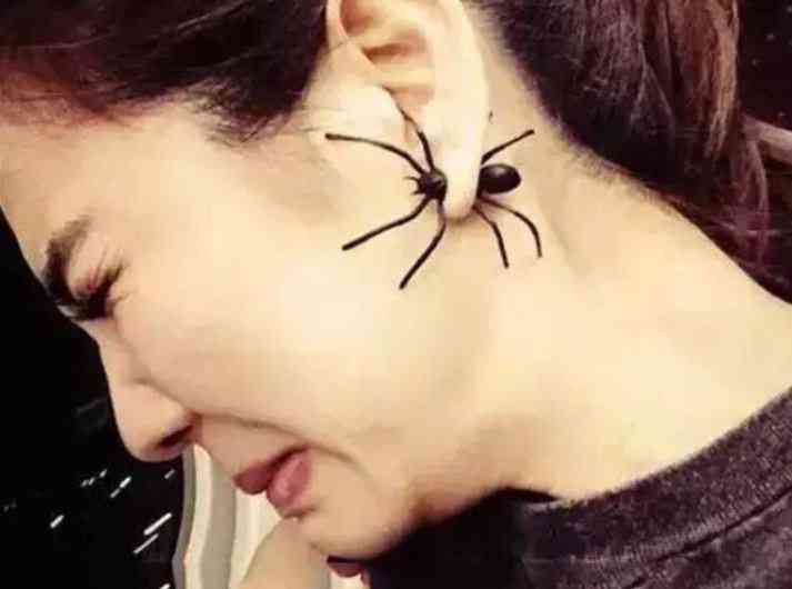 Les boucles d'oreilles araignées, l'accessoire idéal pour Halloween