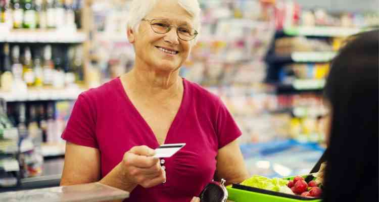 Pays-Bas : contre l'isolement des seniors, ce supermarché propose des caisses pour "taper la discute"