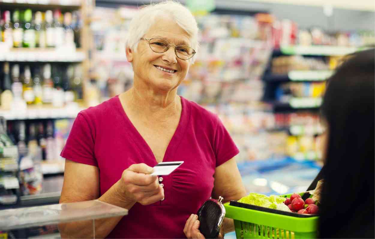 Pays-Bas : contre l'isolement des seniors, ce supermarché propose des caisses pour "taper la discute"