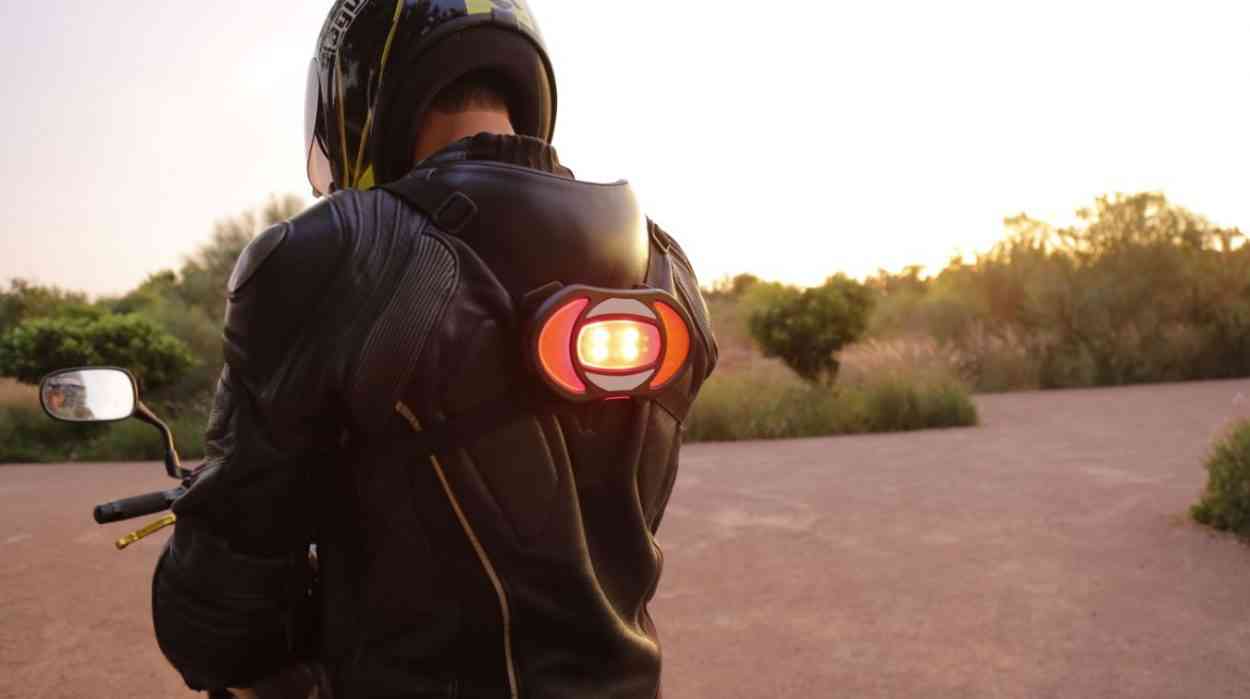 Clic-Light, un système lumineux dorsal pour mieux être vu sur la route en moto