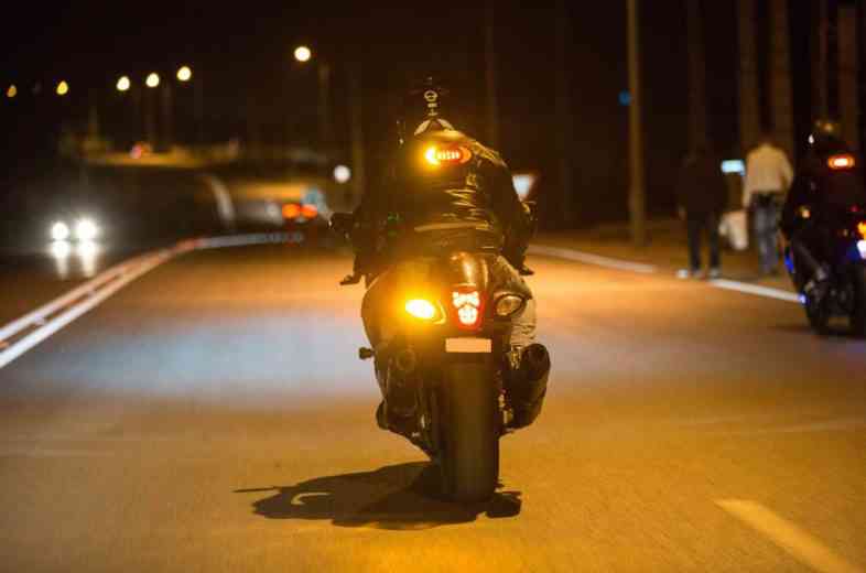 Améliorer l'éclairage d'une moto pour enfin bien voir la nuit