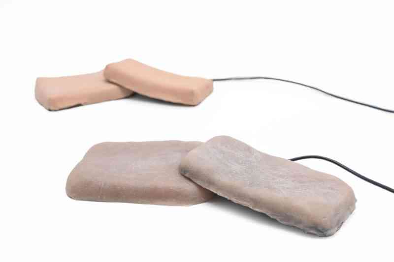 Cette coque en fausse peau humaine permet d’interagir avec son smartphone par une caresse ou un pincement
