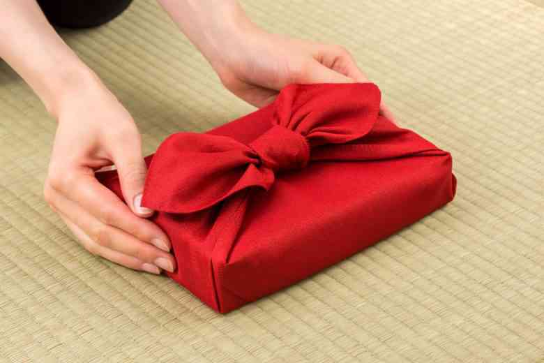 Connaissez-vous le Furoshiki ? Un art japonais qui permet de créer des emballages cadeaux zéro déchet