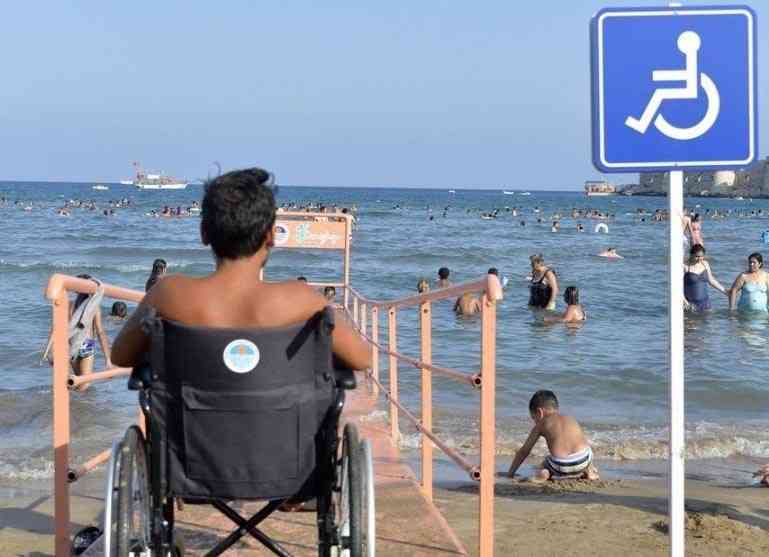 Cette association installe sur les plages des dispositifs de baignade adaptés aux fauteuils roulants
