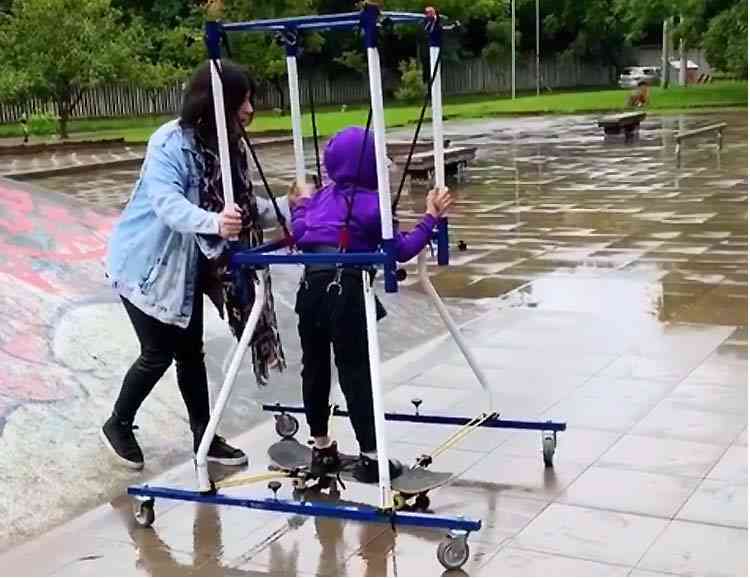 Cette maman a conçu une structure pour permettre à son fils atteint de paralysie cérébrale de faire du skate