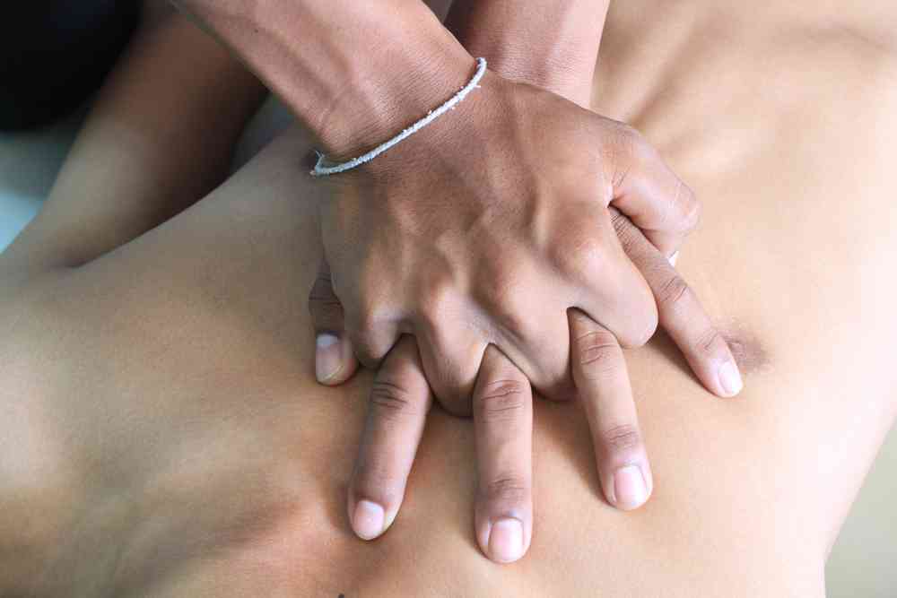 Massage cardiaque : un hôpital presbytérien a créé cette playlist à 100 BPM pour rester en rythme