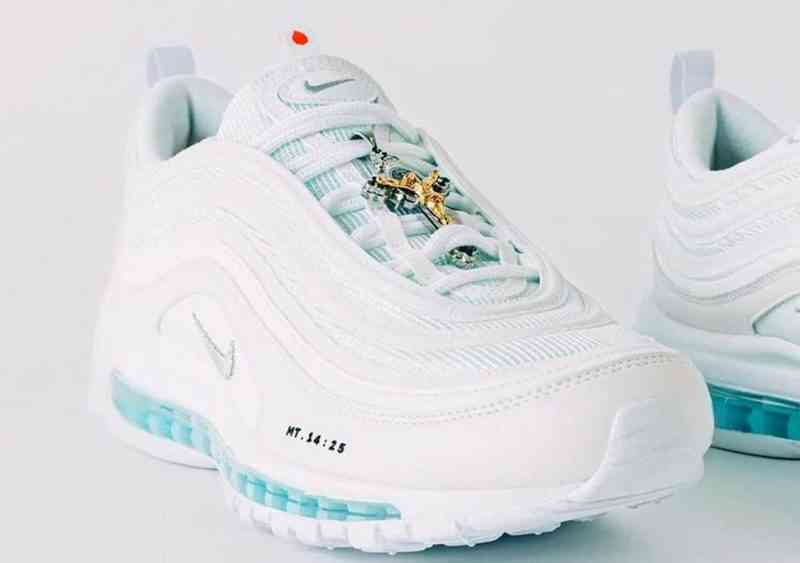 Jesus shoes, une paire de Nike Air Max 97 contenant de l'eau bénite