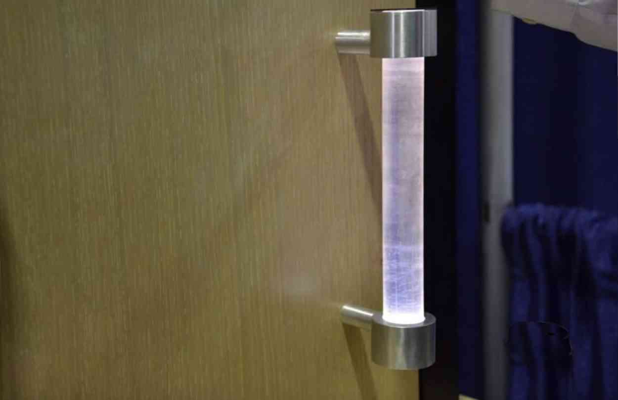 Deux étudiants inventent la poignée de porte autonettoyante et obtiennent le James Dyson Award 2019