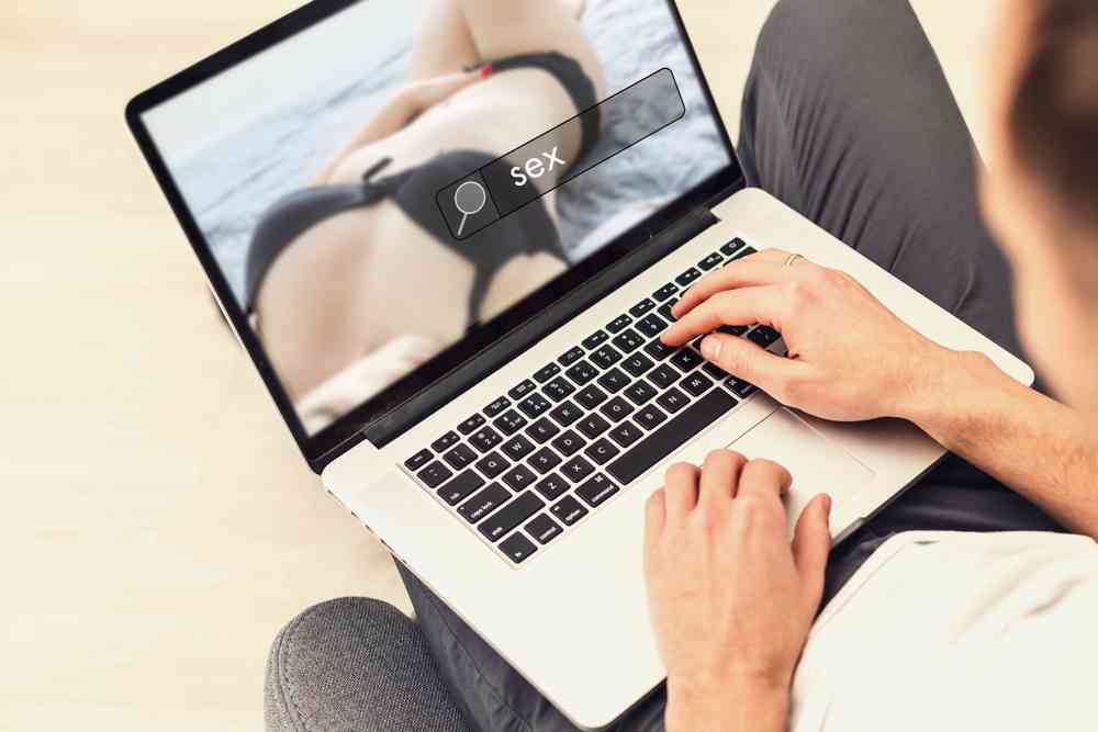 Utiliser la reconnaissance faciale pour vérifier l’âge des consommateurs de contenus pornographiques ? L’Australie veut le faire !