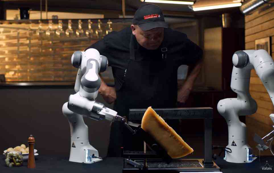 Arrêtez tout ! Des suisses ont inventé le premier robot à raclette