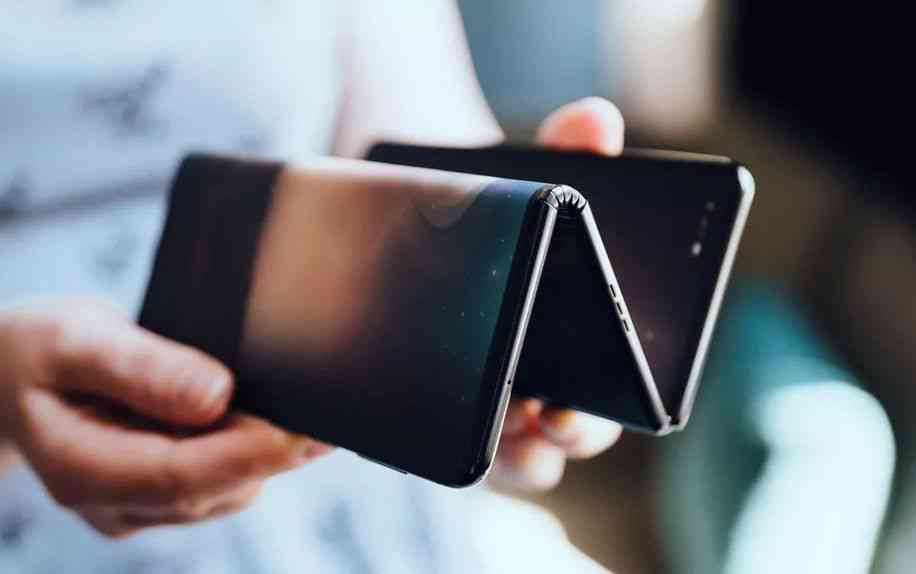 TCL dévoile un smartphone dont l'écran se plie en trois