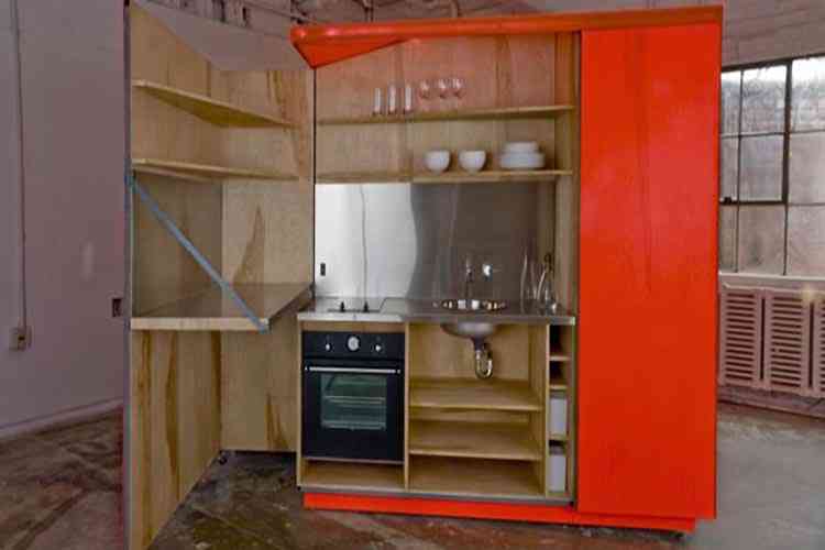 Dans ce concept de maison-cube orange se cache neuf pièces fonctionnelles