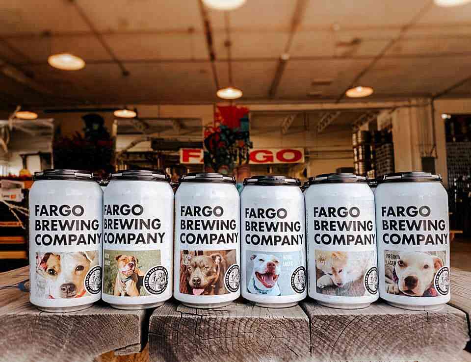 La marque de bière Fargo soutient un refuge en affichant un visuel des chiens et chats à adopter sur leurs canettes