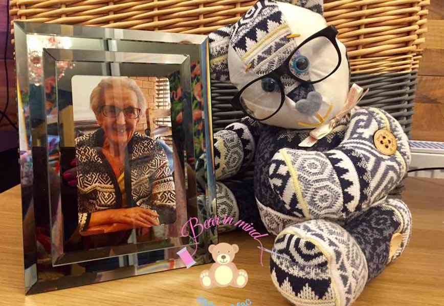 En souvenir, cette jeune étudiante fabrique des peluches avec les vêtements d'un proche disparu