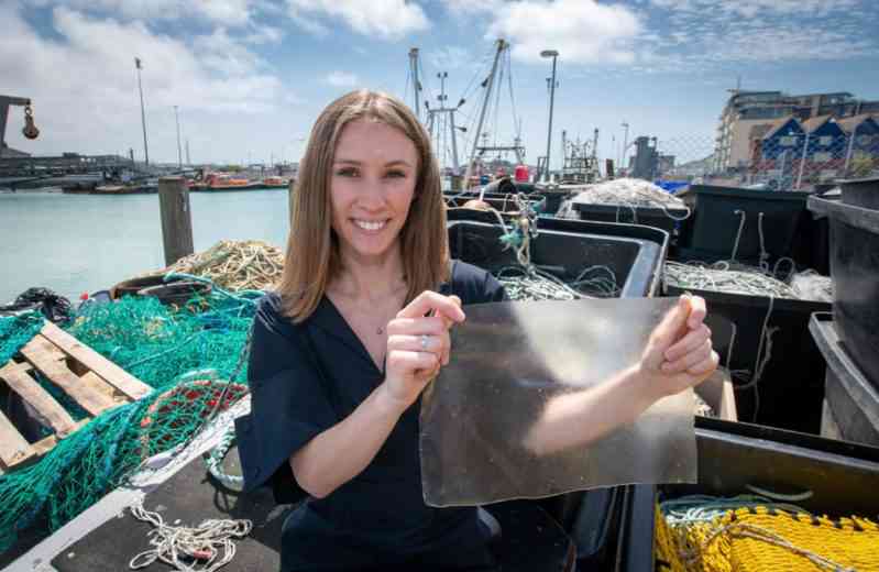 MarinaTex, une étudiante invente un bioplastique à base de déchets de poisson et d'algues