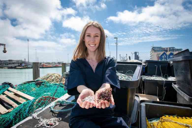 MarinaTex, une étudiante invente un bioplastique à base de déchets de poisson et d'algues