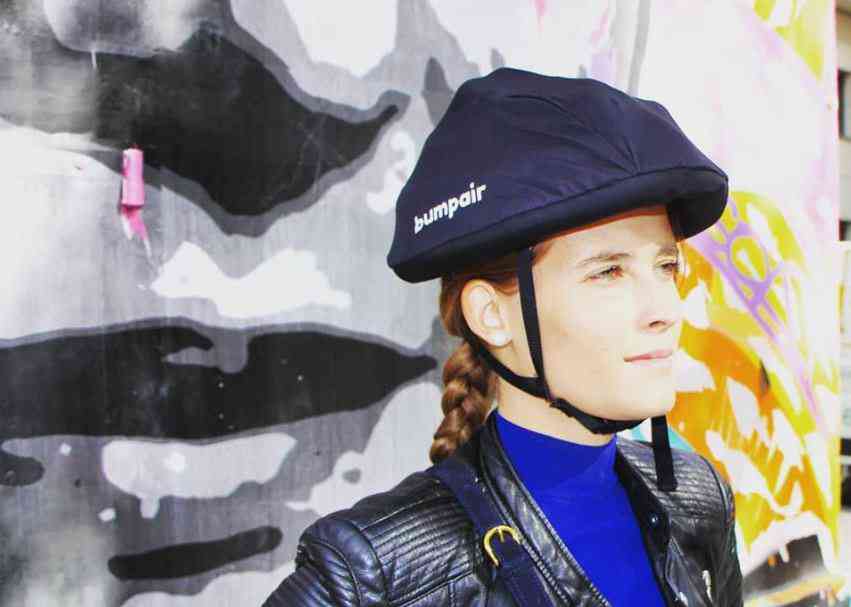 Une start-up française lance Bumpair, le casque gonflable pour trottinettes électriques
