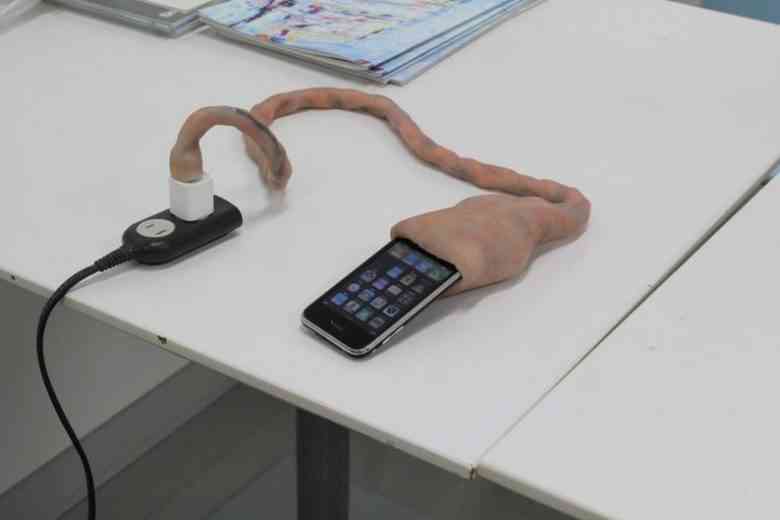 Ce chargeur pour iPhone ressemble à un cordon ombilical… très (trop) réaliste