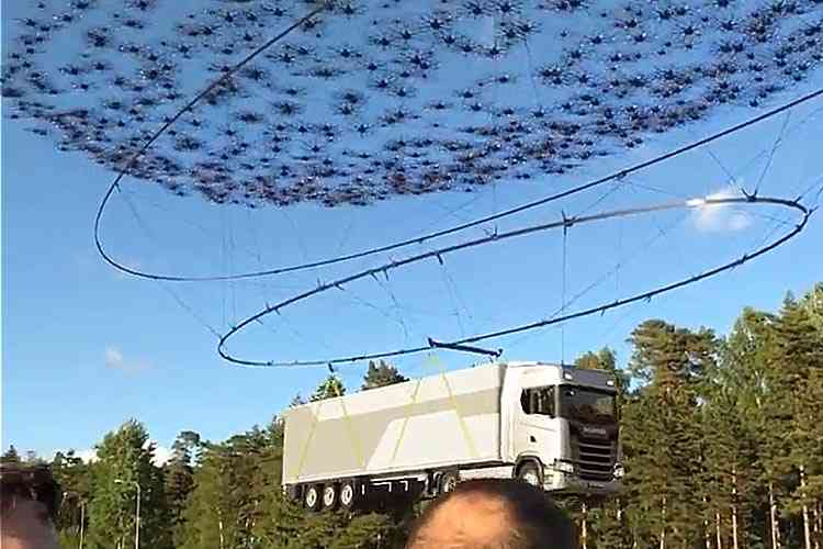 Non, un poids lourd de 40 tonnes n'a pas été soulevé par 2000 drones