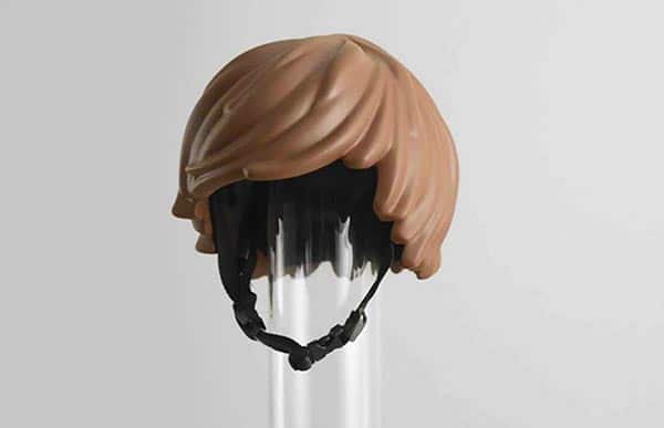 Un surprenant casque de vélo en forme de cheveux de Playmobil