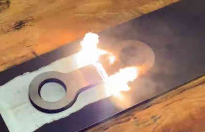 Hypnotique et impressionnant, voici le décapage au laser !