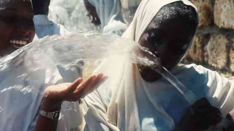 Kenya : chaque jour cette ONG transforme l'eau salée en eau potable pour 35 000 personnes, avec une centrale solaire