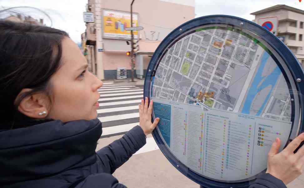 Le Gouvernail, une ingénieuse carte mécanique qui affiche la destination toujours devant le piéton