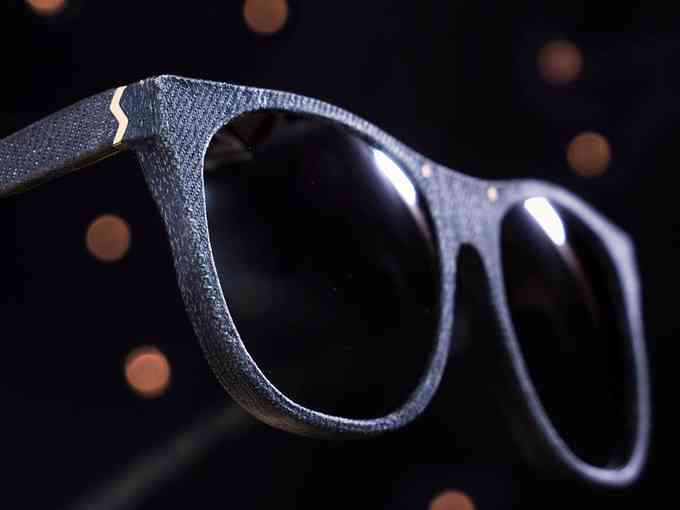 Shades Of Denim : il fabrique des montures de lunettes en recyclant de vieux jeans 