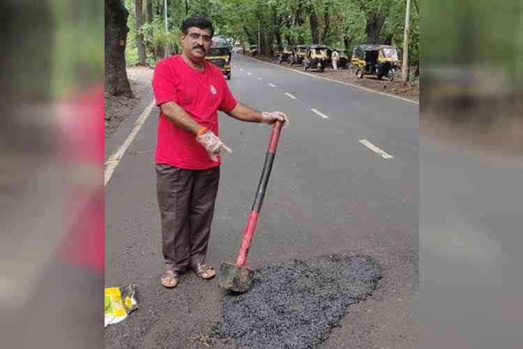Inde : en hommage à son fils décédé, ce père a comblé plus de 650 nids-de-poule à Mumbai