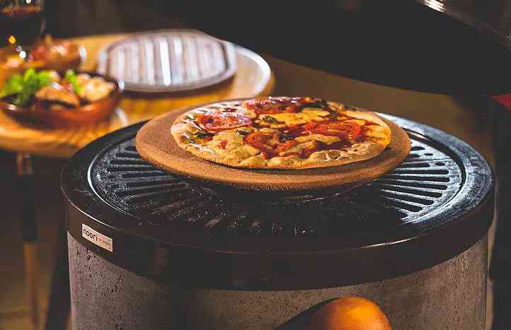 Noori : barbecue l'été, poêle à bois l'hiver et four à pizza toute l'année