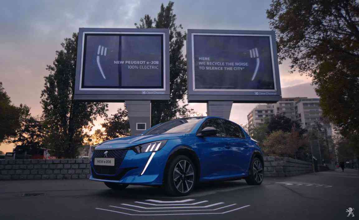 Peugeot : des panneaux d'affichage qui transforment les vibrations du bruit en énergie, pour recharger les voitures électriques