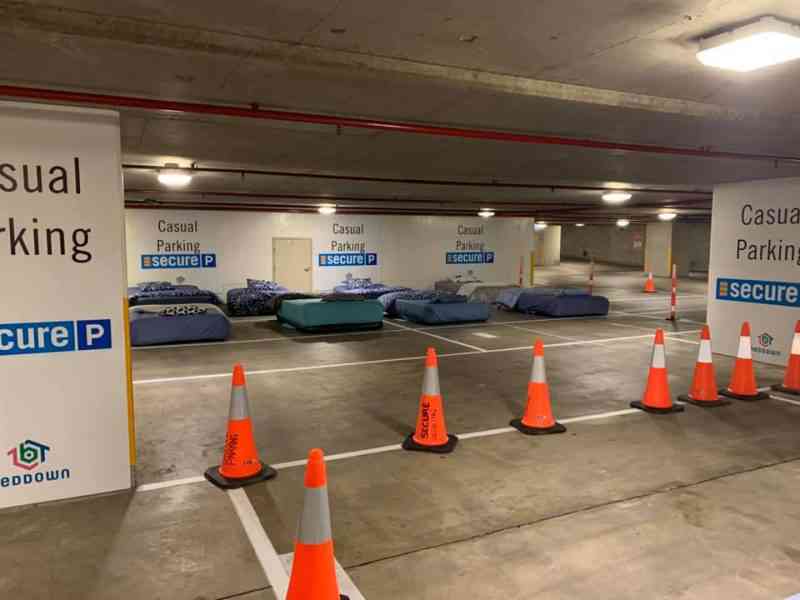 Cet australien transforme les parkings vides en refuge pour les sans abri en y installant des lits, douches et buanderies