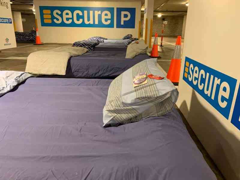 Cet australien transforme les parkings vides en refuge pour les sans abri en y installant des lits, douches et buanderies