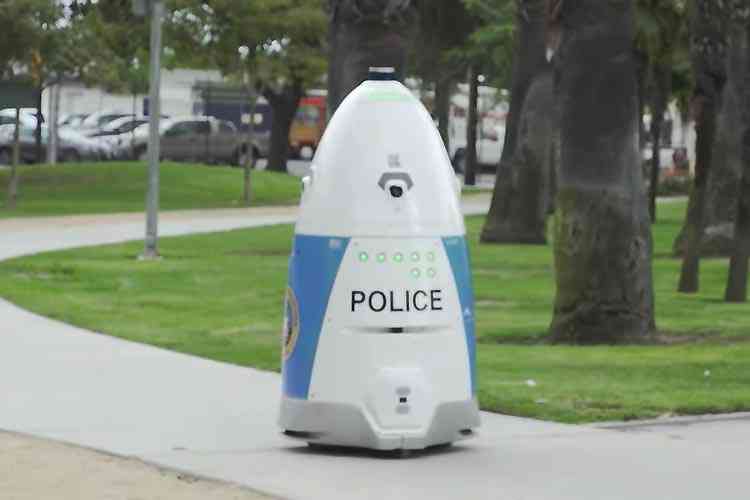 A Huntington Park, États-Unis, un robot policier patrouille dans les rues