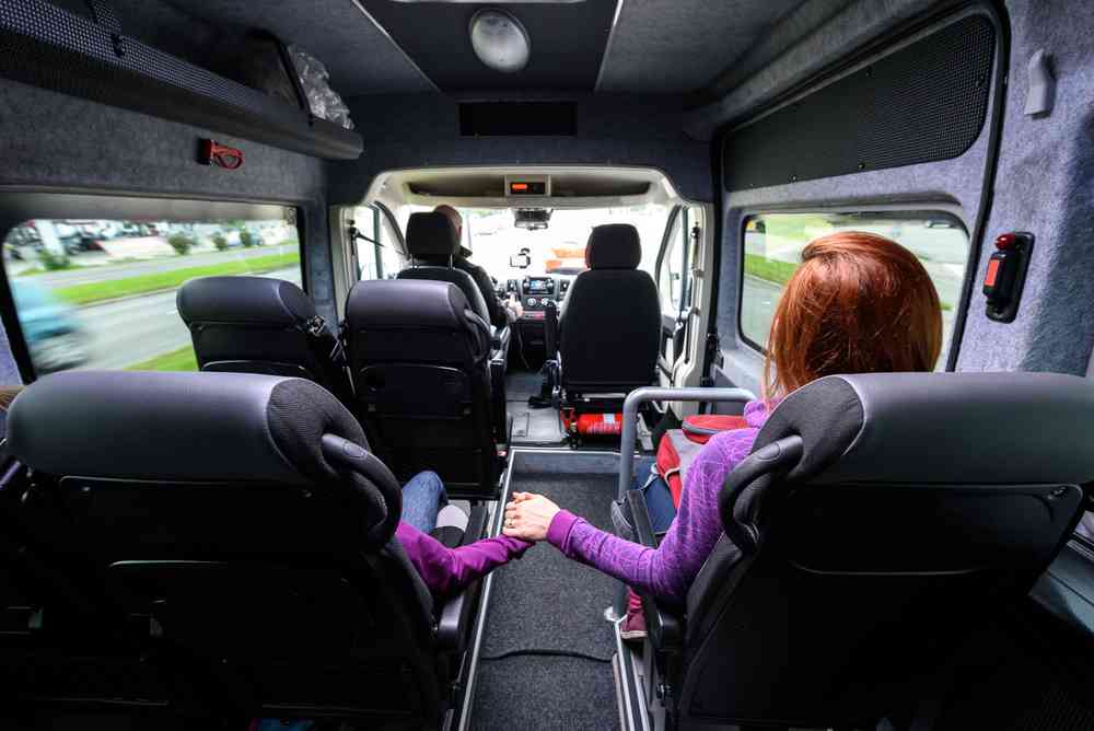 https://www.shutterstock.com/fr/image-photo/family-travelling-minivan-airport-people-on-658784182