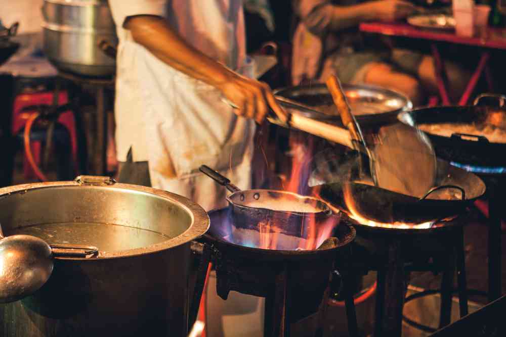 À Bangkok, un restaurant propose une soupe dont le bouillon mijote depuis… 45 ans !