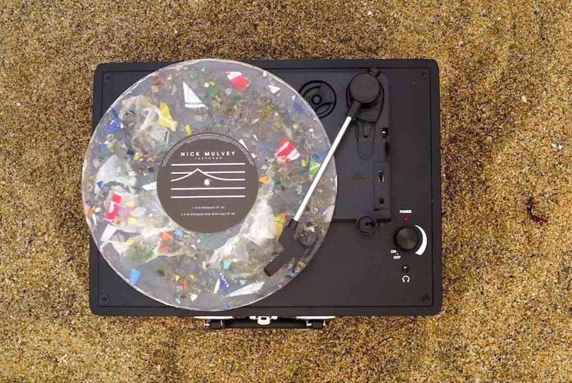 Mercury KX sort un disque vinyle fabriqué à partir de déchets plastiques récoltés sur les plages