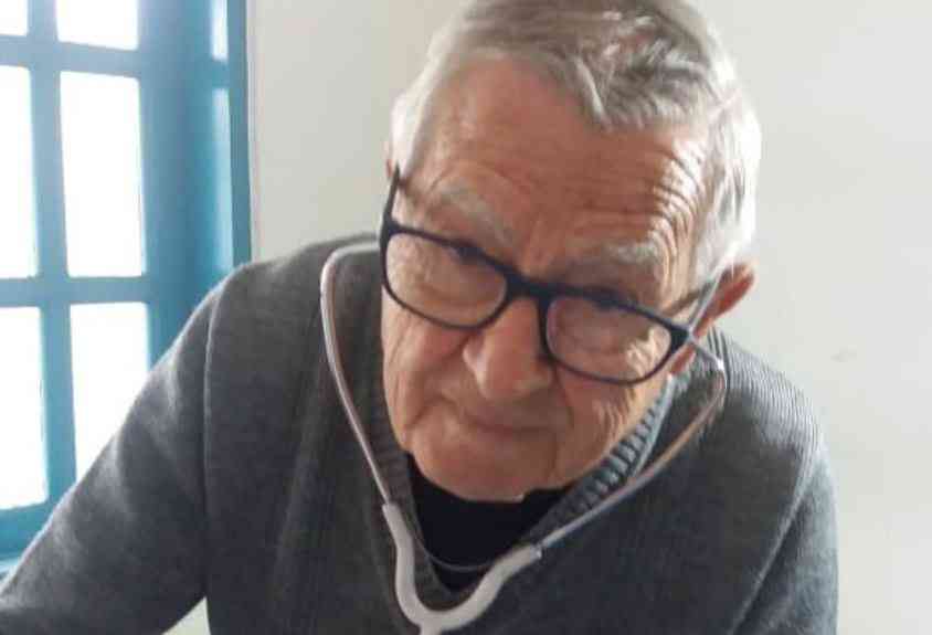 A la retraite, ce pédiatre de 92 ans soigne gratuitement les enfants pauvres du brésil
