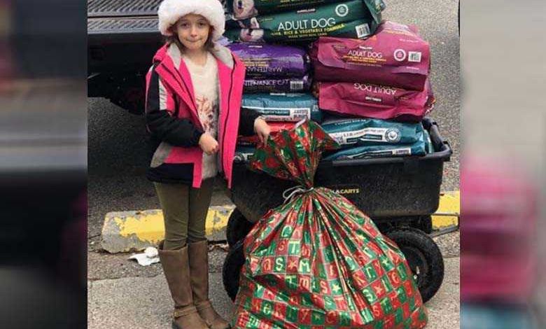En cadeau de noël, cette petite fille demande 300kg de nourriture pour l'offrir à un refuge animalier