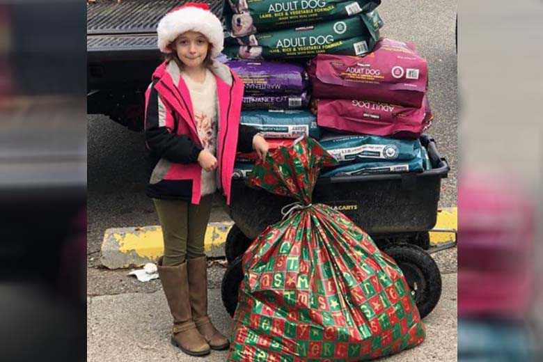 En cadeau de noël, cette petite fille demande 300kg de nourriture pour l'offrir à un refuge animalier