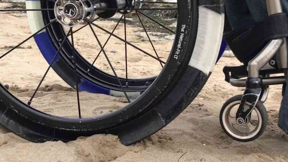 Gecko Traxx : le pneu "seconde peau" pour les fauteuils roulants qui permet de rouler partout