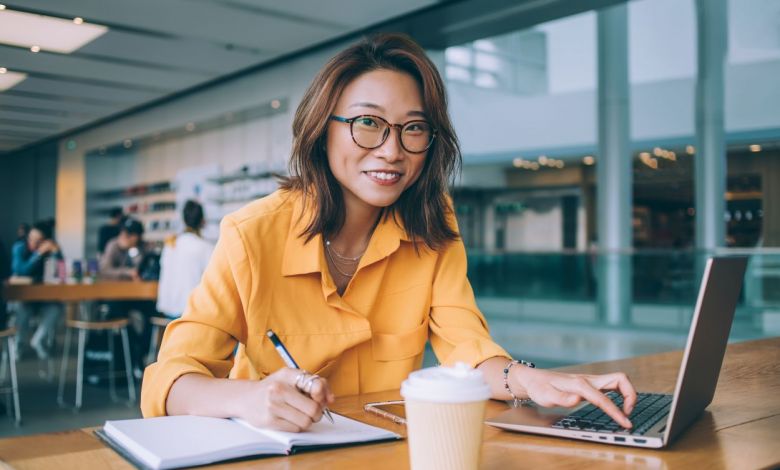 Japon Une Petition Pour Que Les Femmes Aient Le Droit De Porter Des Lunettes Au Travail Neozone