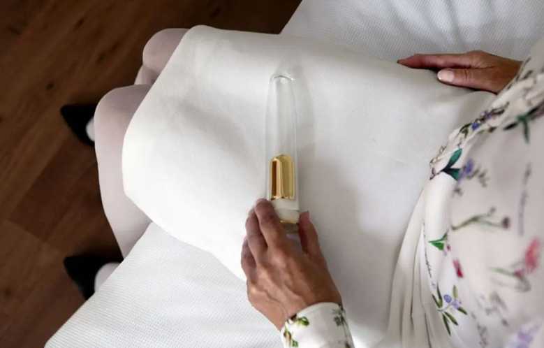 Ce sextoy contient les cendres du défunt conjoint...