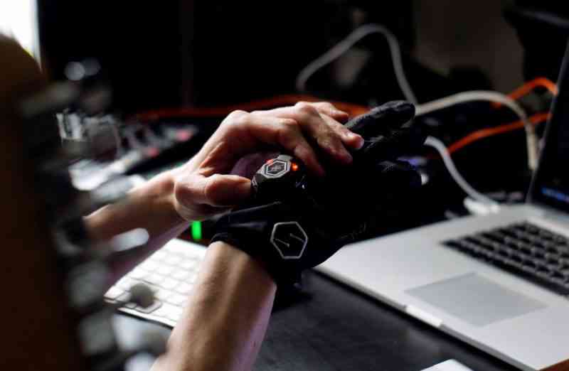 Idée cadeaux : Le gant contrôleur MIDI connecté et sans fil
