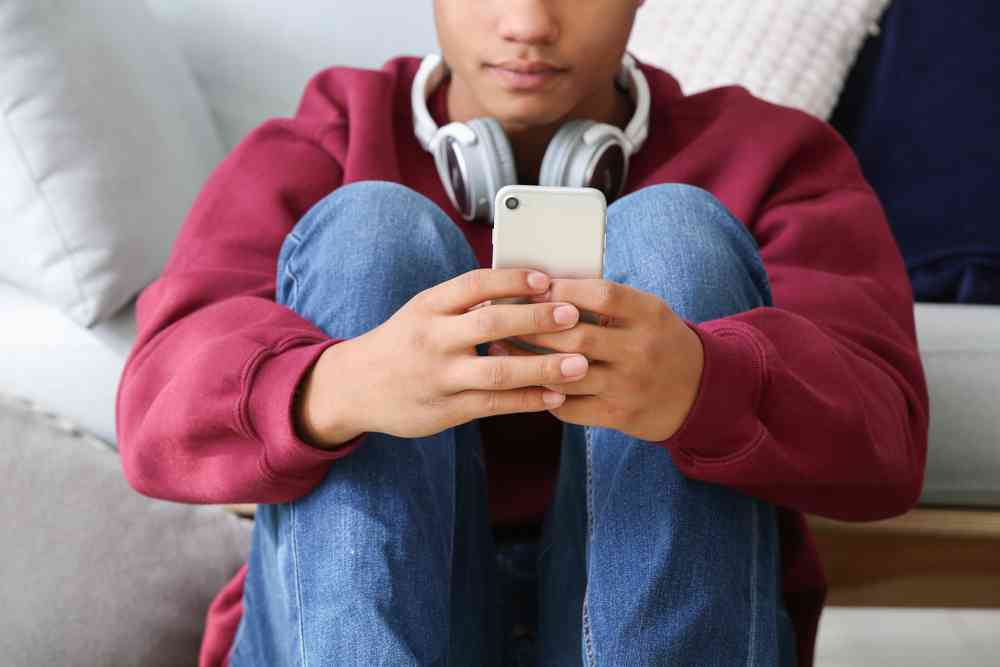 Un Beau Garçon De 10 Ans Téléphoner Avec Son Téléphone Portable