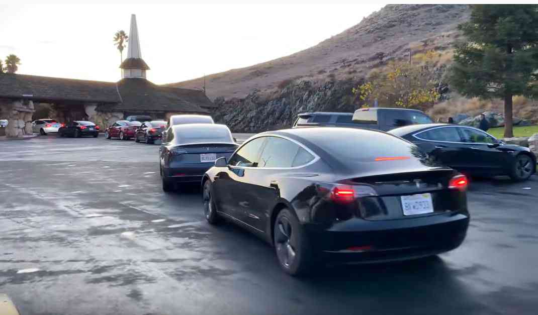 Video Une Quinzaine De Tesla Ont Du Faire La Queue Pour