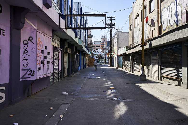 Immersion dans la Zona Norte de Tijuana avec 89 photographies en couleur et en noir et blanc